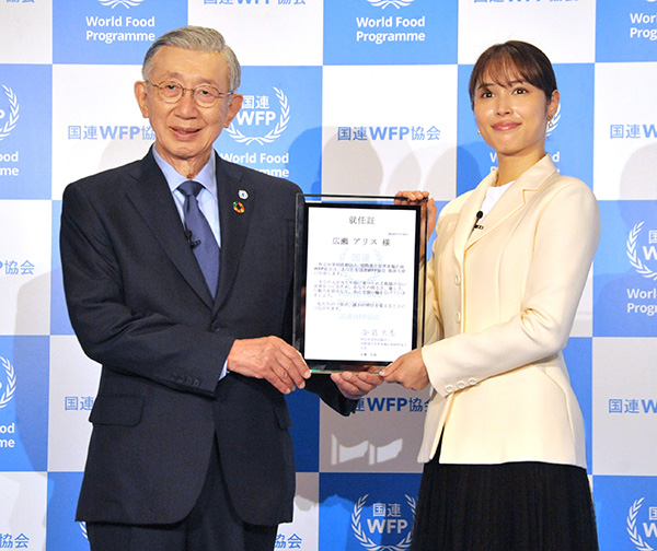 広瀬アリスさんに国連WFP協会親善大使就任証を授与する安藤宏基会長