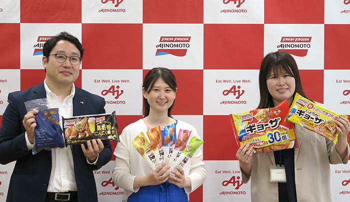 新商品を発表するマーケティング本部の左から近藤研也マネージャー、吉西由佳氏、駒木根理花氏