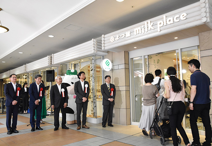 有田真社長（左から3人目）らがオープン初の来店客を出迎えた