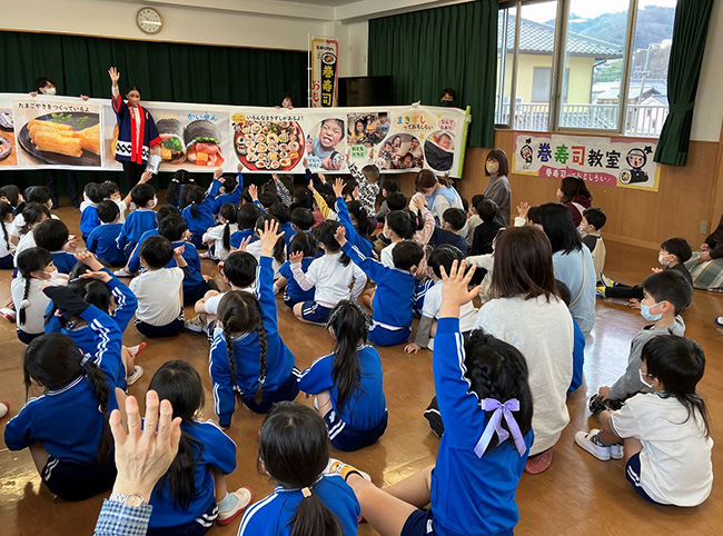 小学校での「巻寿司教室」