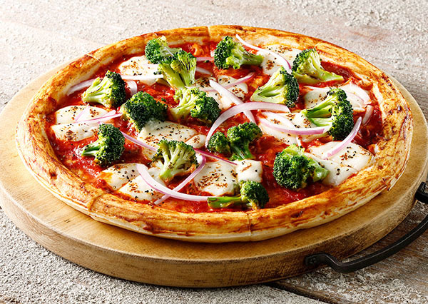 「素材そのままミニブロッコリー」使用のピザ