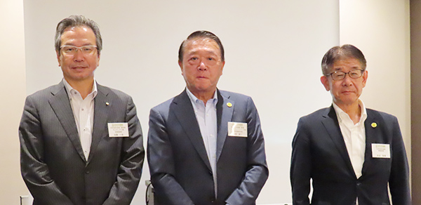 左から加藤一郎副会長、山崎孝一会長、杉谷智博事務局長