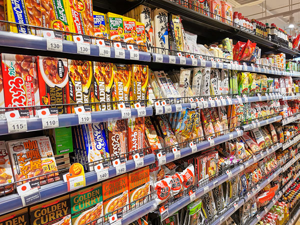 タイでは日本食材も人気だが、低所得者層を中心に売上げは芳しくない＝6月20日タイ・バンコクのスーパーで小堀写す