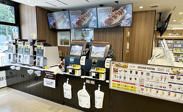 ミニストップの旗艦店「ミニストップ神田錦町1丁目店」ではFFのメニューを一新、注文は端末操作で省人化し、品揃えの充実とオペレーションの効率化を図った