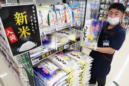 宮崎県産コシヒカリの新米を販売開始した売り場＝２日午前、東京都小平市