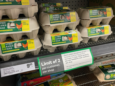 卵の購入量を「１人当たり２パックまで」に制限したスーパーの売り場＝２日、オーストラリア・シドニー