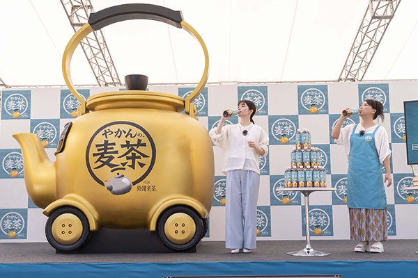 「やかんの麦茶」は“巨大やかんカー”が全国名所をキャラバン。猛暑下にうれしいキンキンに冷えた「やかんの麦茶」を配布する