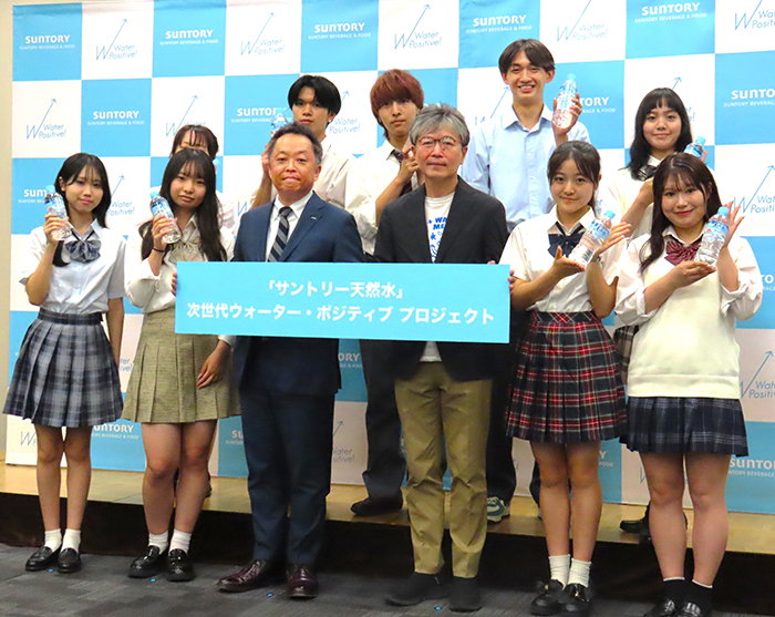 多田誠司部長（前列中央左）、橋本淳司教授（同右）とウォーターポジティ部の高校生ら