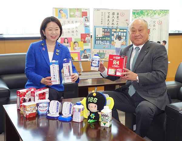 自見英子大臣（左）と松田克也社長（内閣府の大臣室で）