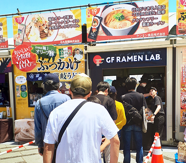 両日とも長蛇の列となったケンミン食品ブース