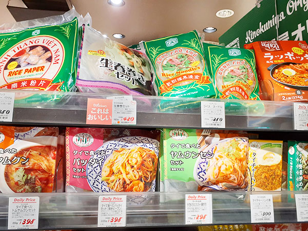 スーパーではエスニック食品の品揃えを競い合う