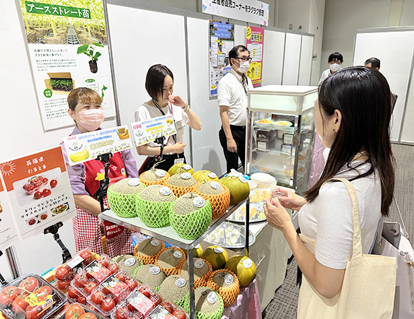 近大ICTメロンなどのアグリ商材も来場者の注目を集めた