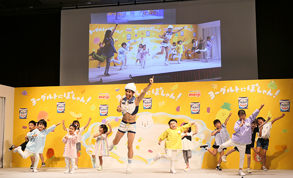 小島よしおと子どもたちが「ヨーグルトにぽしゃん！のうた」に乗ってダンスを披露