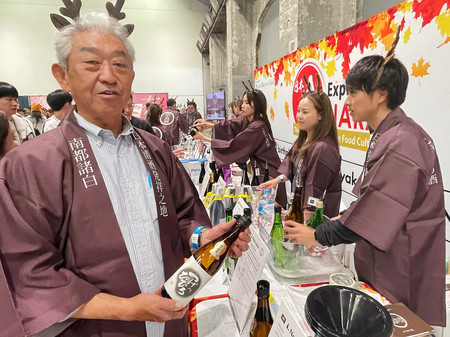 日本最古の酒母「菩提（ぼだい）※（※酉に元）」を使った清酒を紹介する奈良県酒造組合の北岡篤会長＝２８日、オーストラリア・シドニー