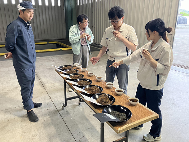 紅茶の試飲評価の様子（手前右2人が味の素AGF社員）