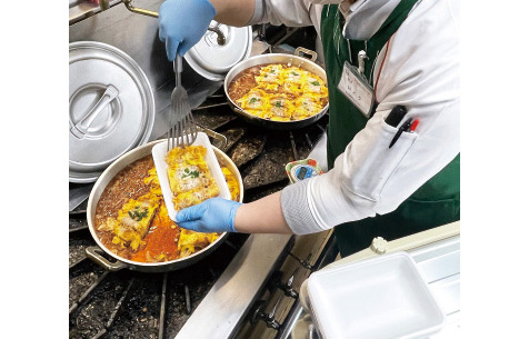 大所帯の家庭で調理されるカツ丼と変わらないような大鍋、手間で作り上げる