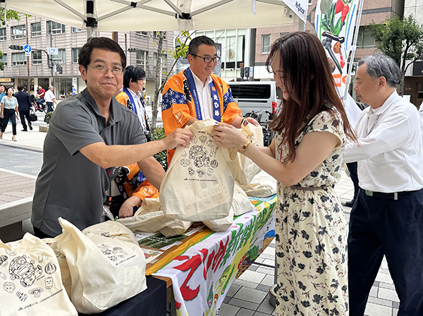 「愛媛県産夏野菜で残暑を乗り切ってほしい」とPR配布