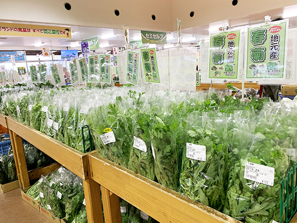 管内で生産された春菊は、農産物直売所愛彩ランドでも販売される