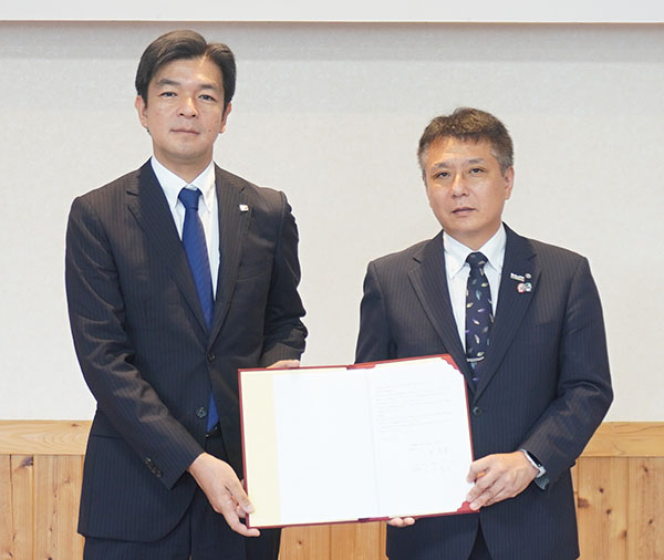 三浦茂貴海陽町町長（右）と山田智治シダックス大新東ヒューマンサービス社長