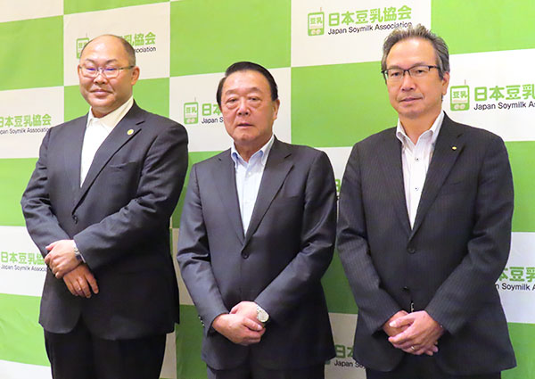 左から日本豆乳協会の大島秀隆広報部会長、山崎孝一会長、加藤一郎副会長