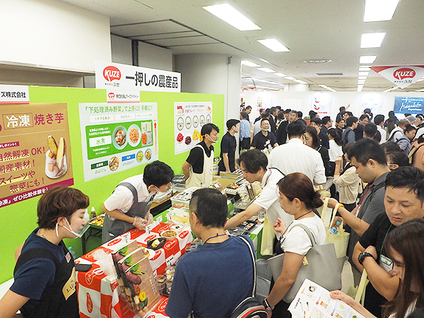 初日朝から多数の来場者でにぎわった久世の秋冬展示会