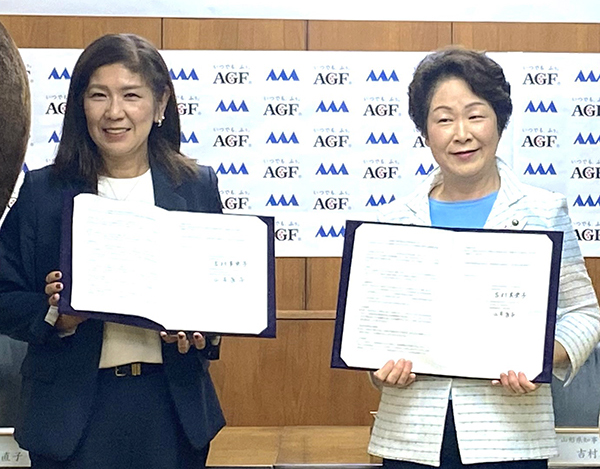 山本直子味の素AGF取締役副社長執行役員（左）と吉村美栄子山形県知事