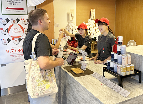 ニコニコのり、「世界のおにぎり」プロジェクトで京都駅にポップアップ店