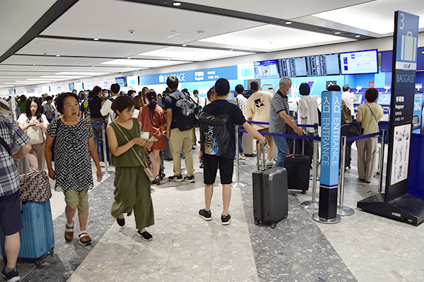 観光客などで混雑する新千歳空港カウンター