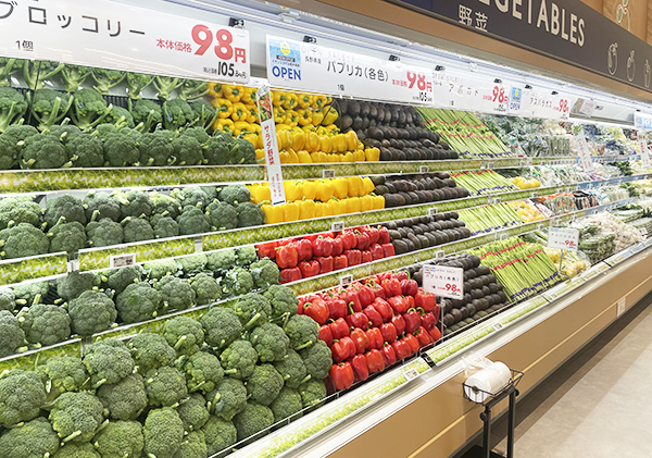 7月13日にイオン北陸信越カンパニーが福井市に出店した「そよら福井開発」の農産売場。グランドオープン当日とはいえ、野菜の値付けや陳列には目を見張るものがある