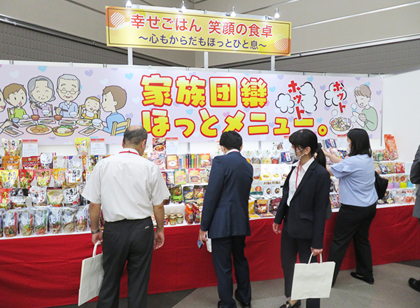 大物（大阪市）が9月4日に開催した秋季謝恩展示会のテーマコーナーでは鍋つゆ商材など「あったかメニュー」を訴求した