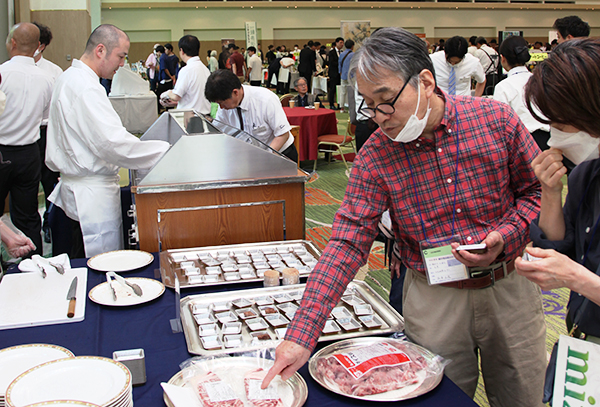 酢徳の総合食品展示会（6月11日、軽井沢町）は「手軽」「使い切り」を企画提案。カット済みの肉類（写真）や「飲み切りサイズ」のソフトドリンクが注目を集めた