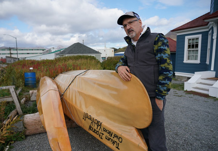 米アラスカ州ウナラスカの先住民族行政機関トップのクリス・プライス氏＝２日、ウナラスカ