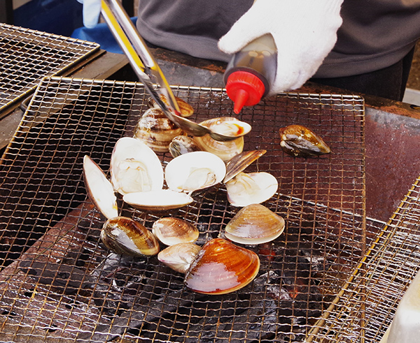 桑名産のハマグリは内湾の汽水域で育つことからふっくらした身と濃厚な味わいが特徴