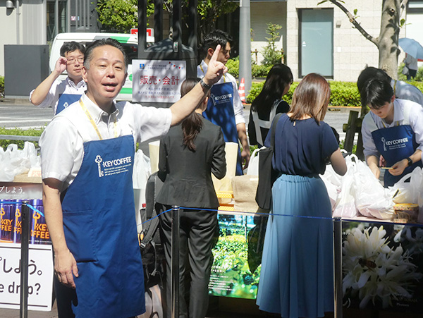 柴田裕社長（手前左）を筆頭に来場者を温かく出迎える