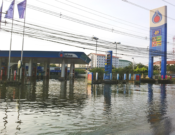 13年前の大洪水では首都圏近くまで水が迫った＝2011年11月15日、バンコク北郊で小堀写す