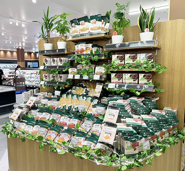 カテゴリー横断で植物由来フードを集合陳列（カスミBLANDE三郷店）