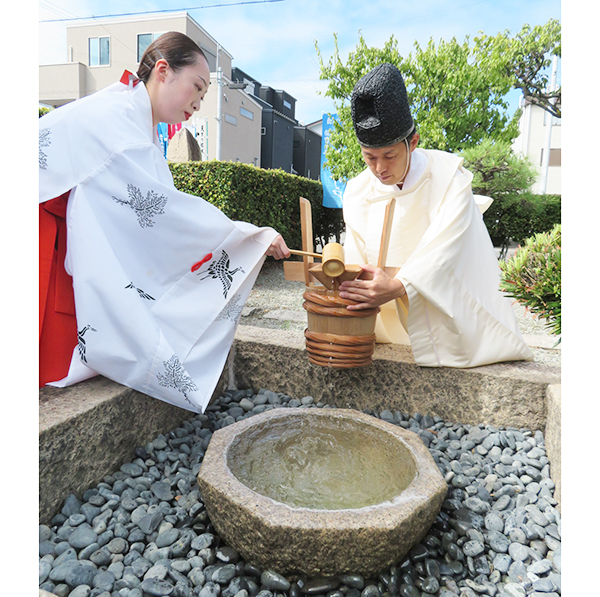 神事で井戸から宮水をくみ出す宮水娘