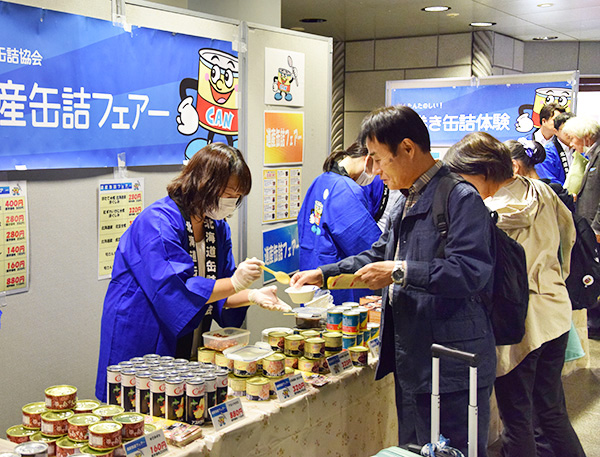 北海道缶詰協会、道産缶詰フェア開く　試食再開、巻締め体験も