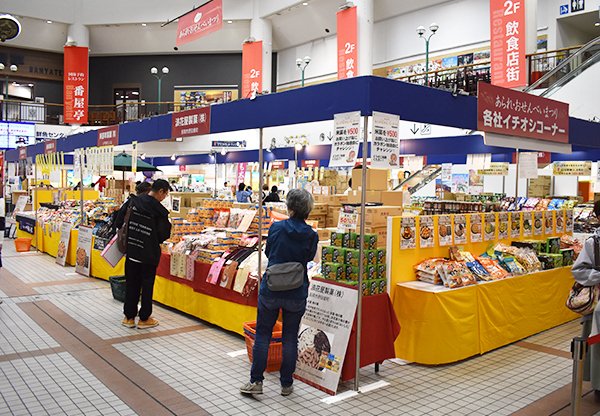 新潟市道の駅であられ・おせんべいまつり　県内米菓メーカー13社、一堂に