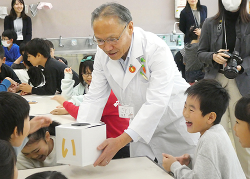 カゴメ・山口社長が「野菜先生」に　小学生に体験型食育授業