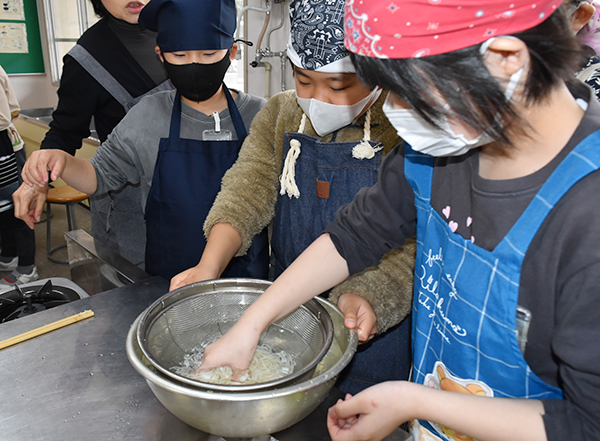 日本アクセス、ごま・乾麺で食育授業　今年度最後は名古屋