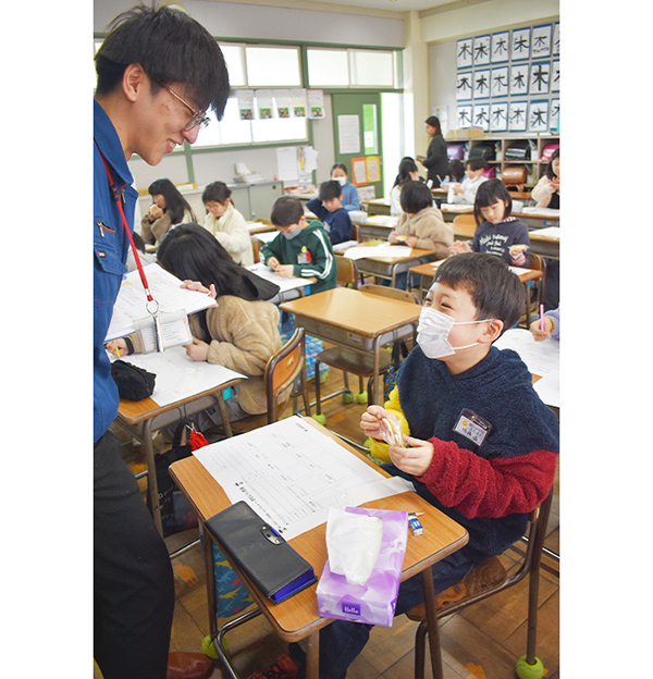 三幸製菓、地元小学校で出前授業