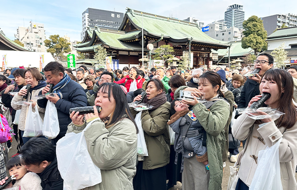 地域の食景色：巻き寿司千人いっせい丸かぶり　大阪天満宮で節分行事