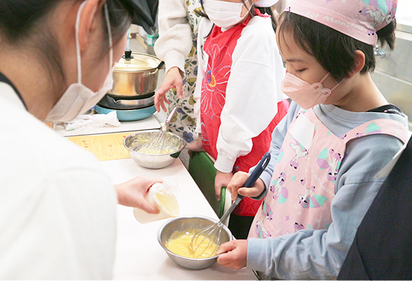 ケンコーマヨネーズ、東京・浜田山小で親子料理教室　マヨネーズ手作り