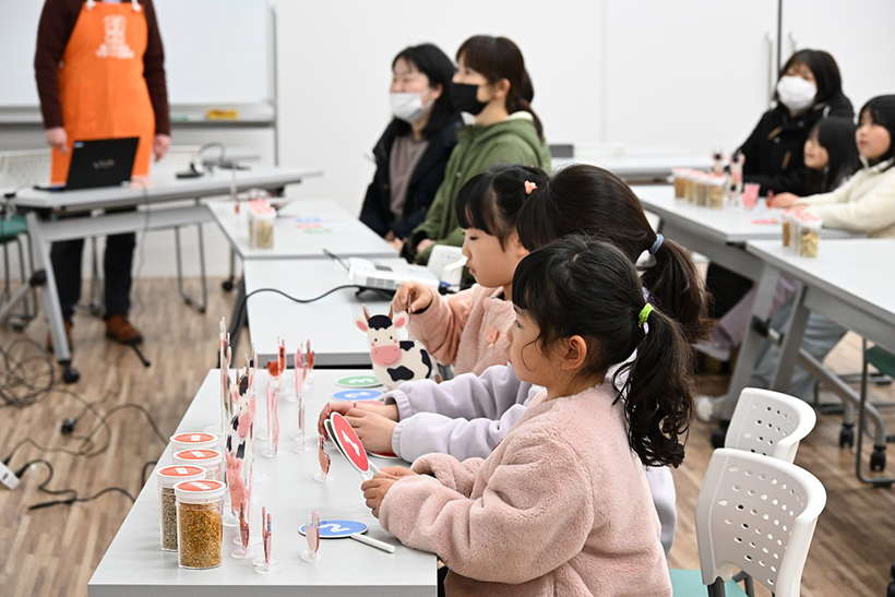 中部飼料、ヤマナカで食育イベント　「エサのひみつ」実施