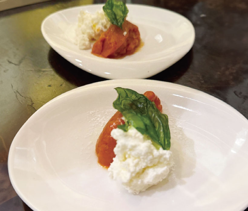 デザートは、モッツァレラチーズとトマトのジェラート。甘くなくさっぱりしたジェラートは、たまねぎをオリーブオイルで炒めてホールトマトと合わせたトマトソースがベース。これが7割、残る3割はモッツァレラチーズのホエー、レモン汁も少々。絶品の爽やかさとこく。「家庭でつくる場合、水切りヨーグルトのホエーで。ジェラートマシンがなくても、ハンドブレンダーでOK」とのこと。さっそくつくりたくなりますね。