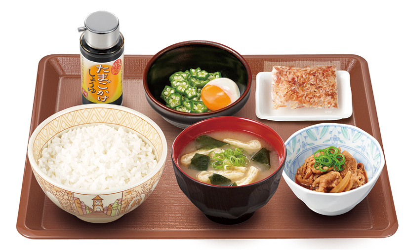 すき家で展開している朝食セットはコスパが高い。写真の「牛まぜのっけ朝食」は、ごはんミニ390円、並盛420円、大盛470円。朝に食べる和定食としてバランスがよく、すき家らしい牛小鉢がうれしい。「まぜのっけ朝食」は牛小鉢なしでごはんミニ290円と、300円以内でしっかりとした朝食が取れる(すべて税込み価格)