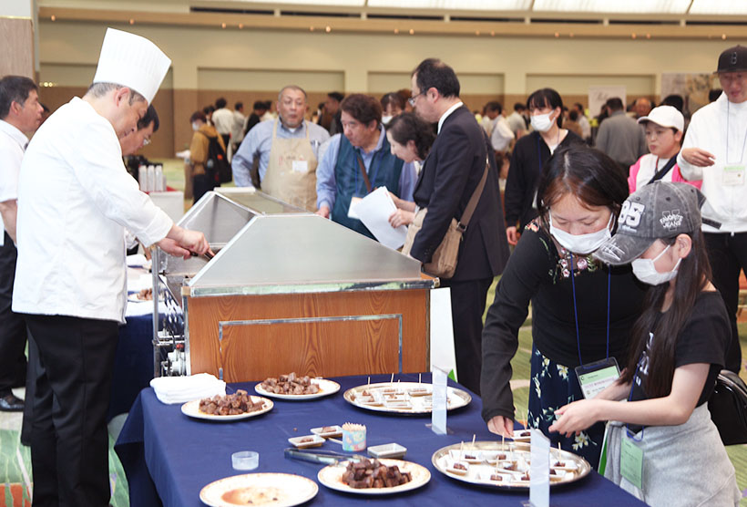 酢徳、展示会開催 手間省き肉に注目 グラスワイン提案も