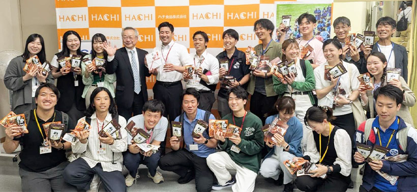 ハチ食品、JICA訓練所にカレー製品寄贈