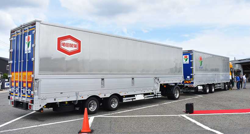 亀田製菓と新潟輸送、新潟～関東間の定期便をダブル連結車で共同配送